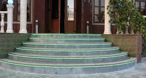 Многцветная подсветка гранитных ступеней